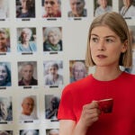 Rosamund Pike protagoniza "I care a lot", que se estrena esta semana en salas y la que viene en Amazon Prime Video