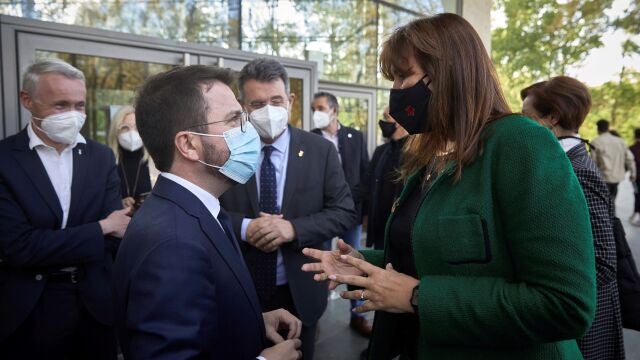 El presidente en funciones de la Generalitat, Pere Aragonès (i), y la presidenta del Parlament, Laura Borràs, conversan a su llegada a la gala de los Premios de la Música Catalana Enderock 2021.