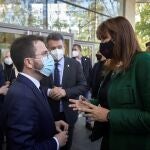 El presidente en funciones de la Generalitat, Pere Aragonès (i), y la presidenta del Parlament, Laura Borràs, conversan a su llegada a la gala de los Premios de la Música Catalana Enderock 2021.
