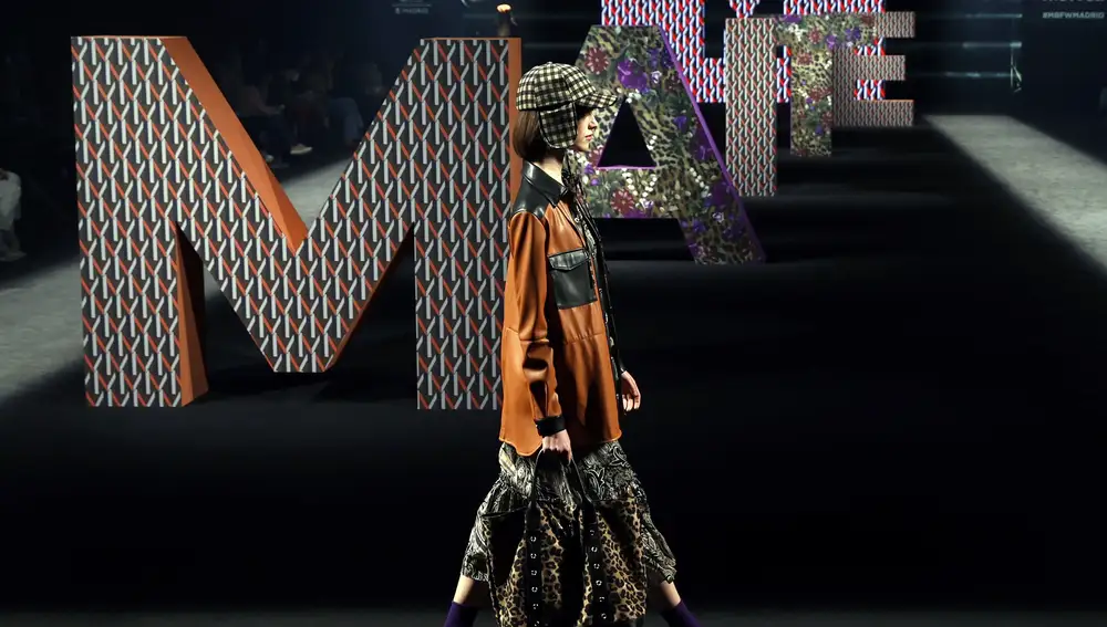 Una modelo presenta una de las creaciones de la firma Maite by Lola Casademunt durante la segunda jornada de desfiles de la Mercedes-Benz Fashion Week de Madrid, este viernes.