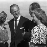 GRAF718. LONDRES, 09/04/2021.- Fotografía de archivo (Palma de Mallorca, 24/10/1998) del duque de Edimburgo (2i), junto a la reina Isabel II y los reyes de España Juan Carlos y Sofía en el aeropuerto de Son San Juan, al término de una visita de Estado en España. El duque de Edimburgo, el príncipe Felipe, marido de la reina Isabel II, ha muerto a los 99 años, según anunció la Casa Real británica en un comunicado. EFE/M.H. de León - SOLO USO EDITORIAL/SOLO DISPONIBLE PARA ILUSTRAR LA NOTICIA QUE ACOMPAÑA / UN SOLO USO (CRÉDITO OBLIGATORIO) - (Recursos de archivo en www.lafototeca.com. URL http://bit.ly/1mdW7Q6)