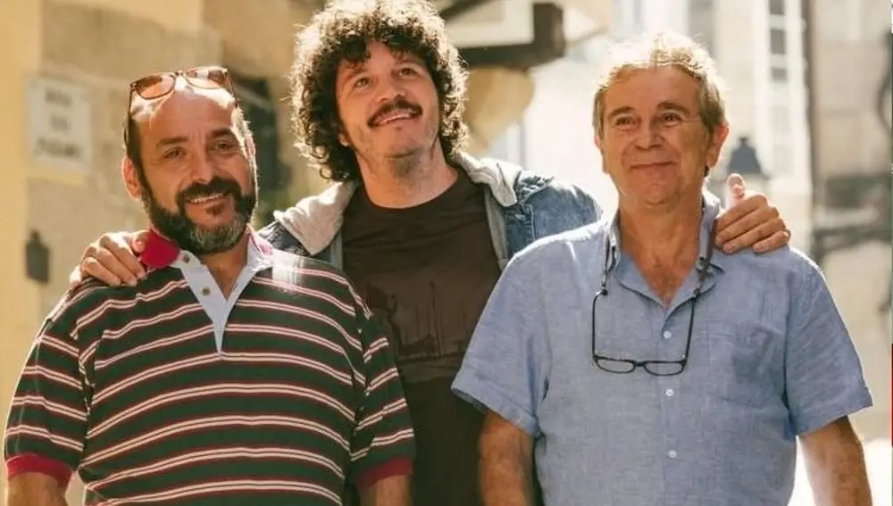 Xosé A. Touriñán (en el centro), protagoniza &quot;Cuñados&quot;, una comedia rodada en gallego que conecta con los enredos familiares y hasta con el cine de los Coen