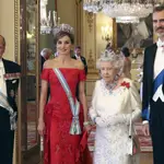 GRAF727. LONDRES, 09/04/2021.- Fotografía de archivo (Londres, 12/07/2017) del duque de Edimburgo (i), junto a la reina Isabel II y los reyes de España, Felipe VI y Letizia, a su llegada a la cena de gala ofrecida por la monarca británica con motivo del viaje de Estado de los Reyes españoles al Reino Unido. El duque de Edimburgo, el príncipe Felipe, marido de la reina Isabel II, ha muerto a los 99 años, según anunció la Casa Real británica en un comunicado. EFE/Ballesteros - SOLO USO EDITORIAL/SOLO DISPONIBLE PARA ILUSTRAR LA NOTICIA QUE ACOMPAÑA / UN SOLO USO (CRÉDITO OBLIGATORIO) - (Recursos de archivo en www.lafototeca.com. URL http://bit.ly/1mdW7Q6)