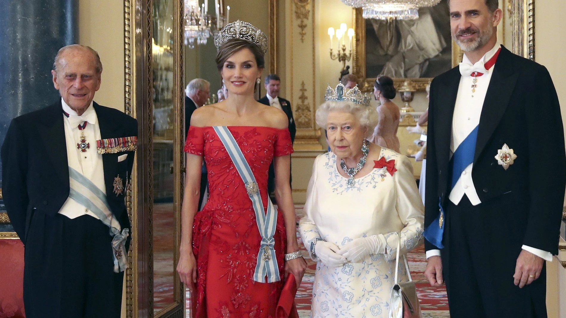 GRAF727. LONDRES, 09/04/2021.- Fotografía de archivo (Londres, 12/07/2017) del duque de Edimburgo (i), junto a la reina Isabel II y los reyes de España, Felipe VI y Letizia, a su llegada a la cena de gala ofrecida por la monarca británica con motivo del viaje de Estado de los Reyes españoles al Reino Unido. El duque de Edimburgo, el príncipe Felipe, marido de la reina Isabel II, ha muerto a los 99 años, según anunció la Casa Real británica en un comunicado. EFE/Ballesteros - SOLO USO EDITORIAL/SOLO DISPONIBLE PARA ILUSTRAR LA NOTICIA QUE ACOMPAÑA / UN SOLO USO (CRÉDITO OBLIGATORIO) - (Recursos de archivo en www.lafototeca.com. URL http://bit.ly/1mdW7Q6)