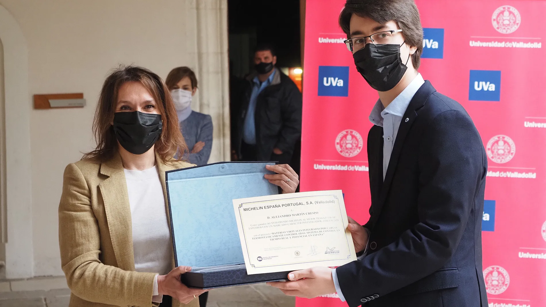 La consejera de Educación, Rocío Lucas, galardona a un estudiante de la Universidad de Valladolid