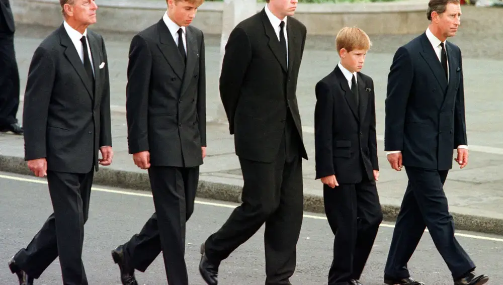 El duque de Edimburgo, junto a sus nietos William y Harry, en el cortejo fúnebre por la muerte de Diana de Gales.