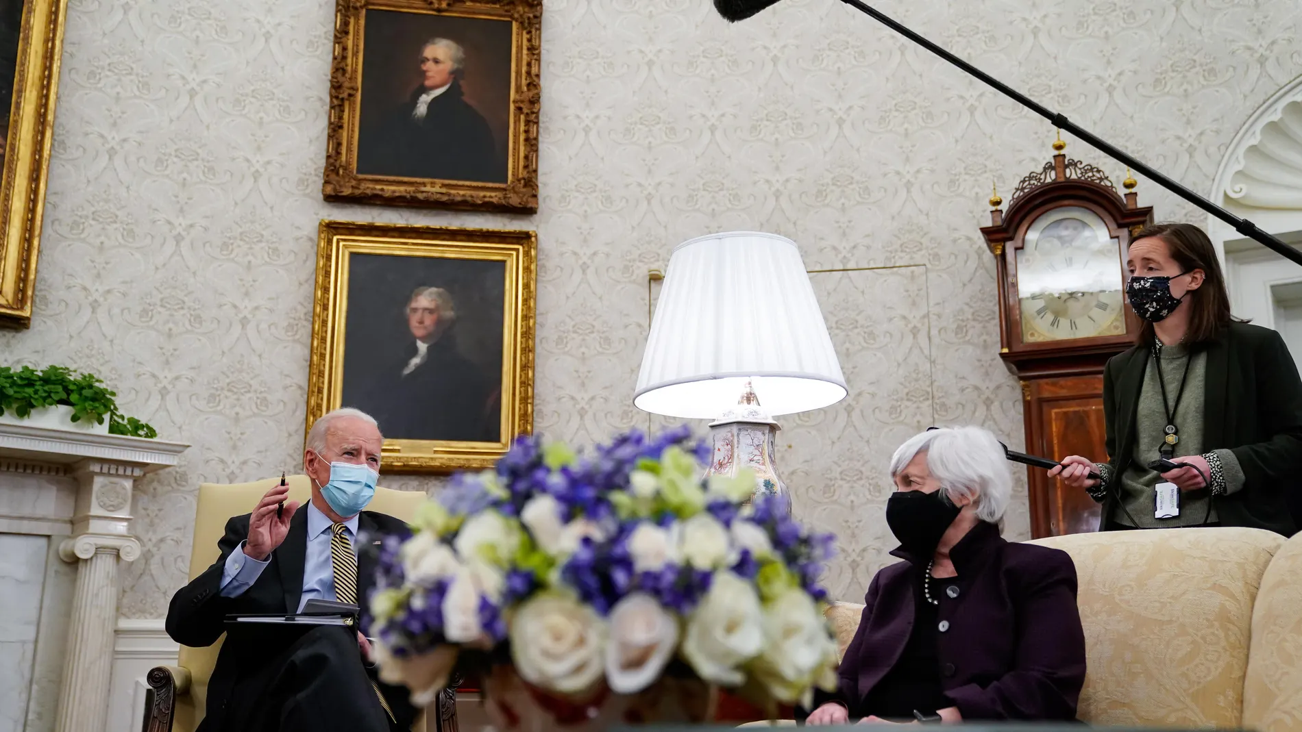 Joe Biden recibe a la secretaria del Tesoro, Janet Yellen, en el Despacho Oval el pasado 9 de abril
