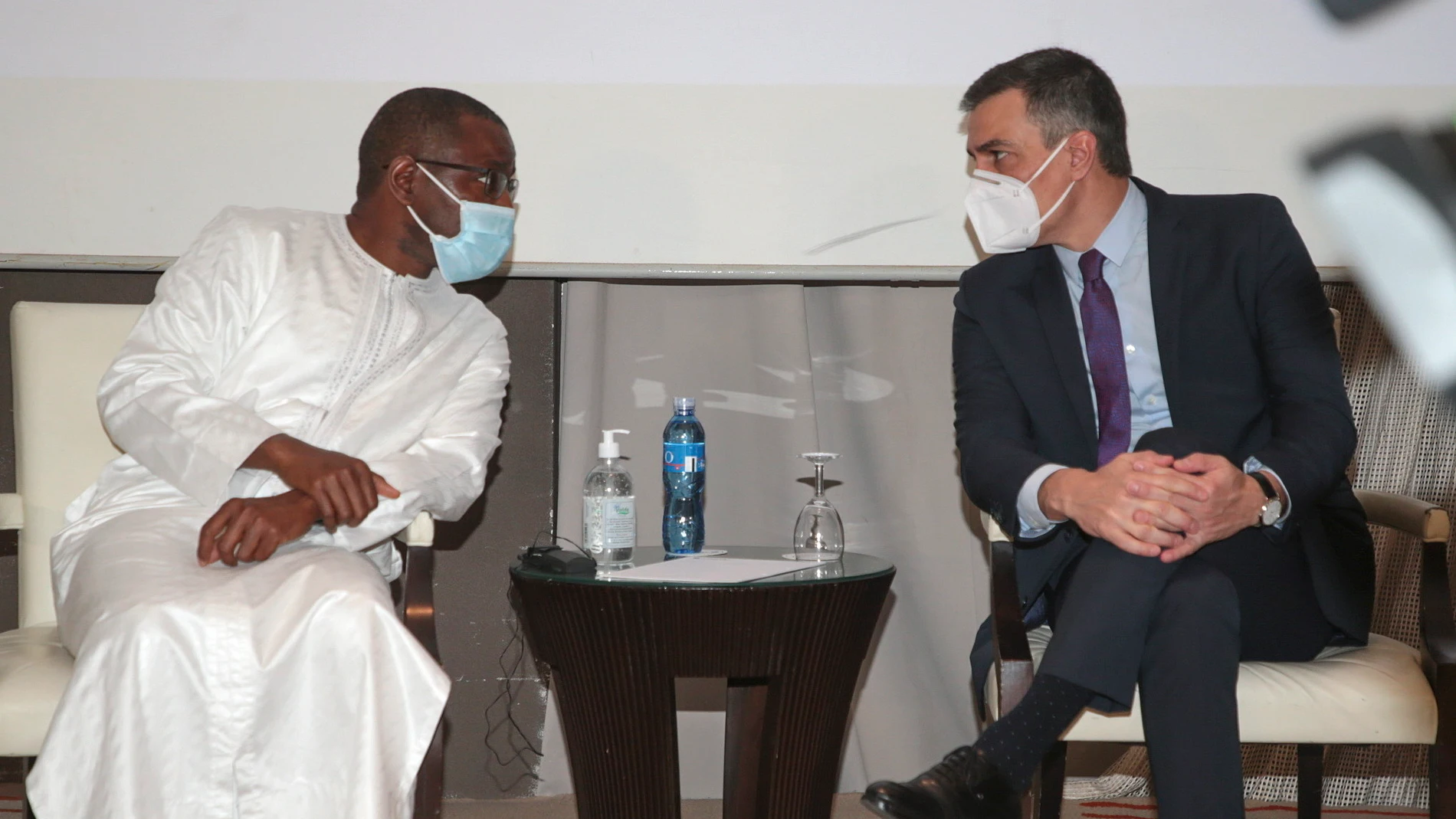 Pedro Sánchez con el ministro de Economía de Senegal, Amadou Hott