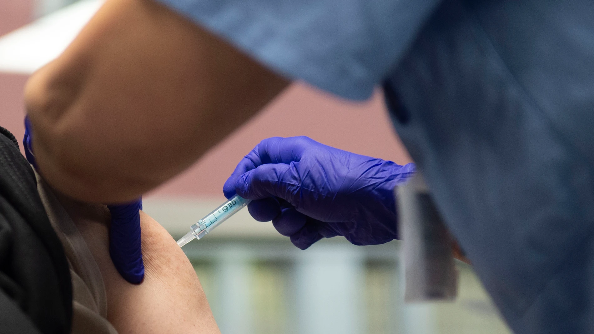 Una trabajadora sanitaria administra la primera dosis de la vacuna AstraZeneca contra la covid-19 a una persona. Alberto Ortega / Europa Press