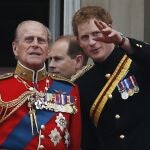 El príncipe Harry, junto a su abuelo, Felipe. (AP Photo/Lefteris Pitarakis, File)