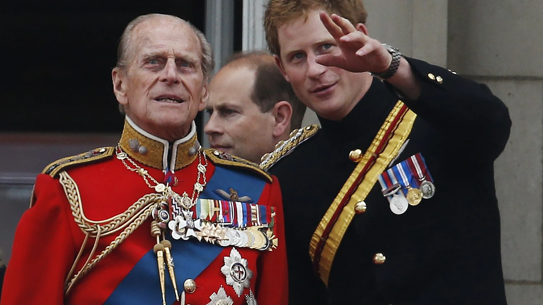 El príncipe Harry, junto a su abuelo, Felipe. (AP Photo/Lefteris Pitarakis, File)
