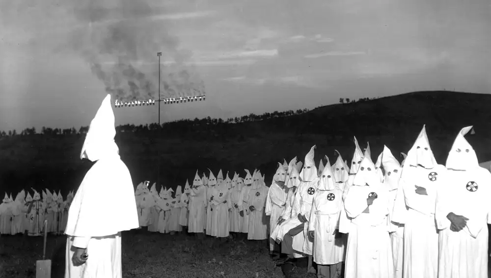 Una imagen del Ku Klux Klan en 1948