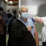 Personal sanitario vacuna a una persona en el Centro de Salud de Ciudad Jardín de Alicante