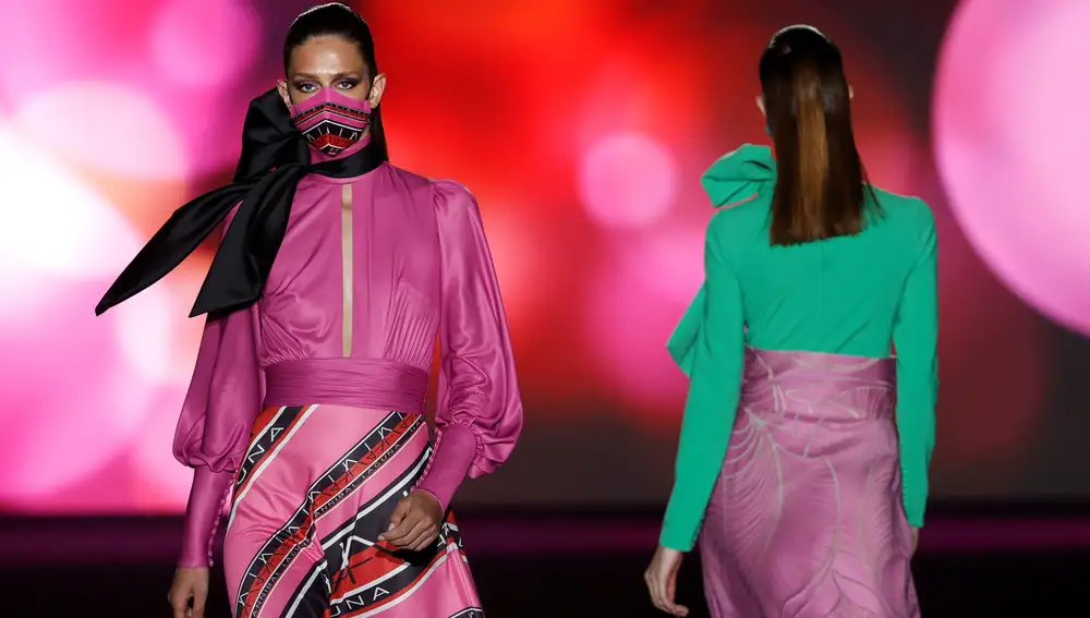 Varias modelos lucen las creaciones de la colección de otoño-invierno 2021/2022 del diseñador Hannibal Laguna en la pasarela Mercedes-Benz Fashion Week (MBFWM) este viernes en Madrid.