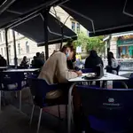 Varias personas consumen en una terraza en San Sebastián