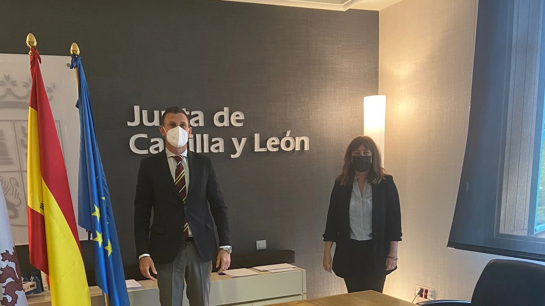 El viceconsejero de Empleo, David Martín, y la presidenta de la Fundación Execyl, Teresa Cetulio