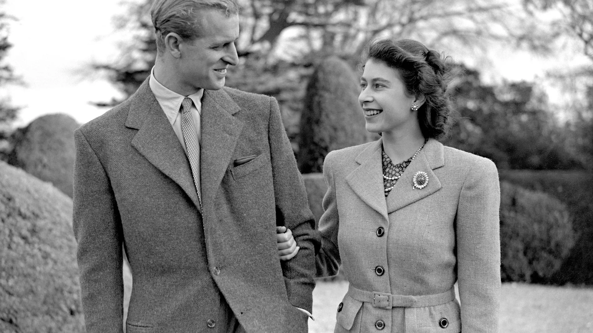 El duque de Edimburgo junto a la reina Isabel II en una imagen de archivo