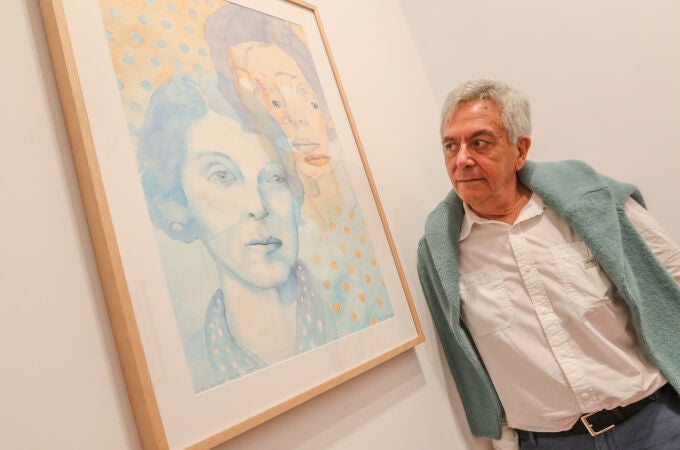 El artista Chema Cobo posa junto a las obras expuestas en la Casa Gerald Brenan de Málaga