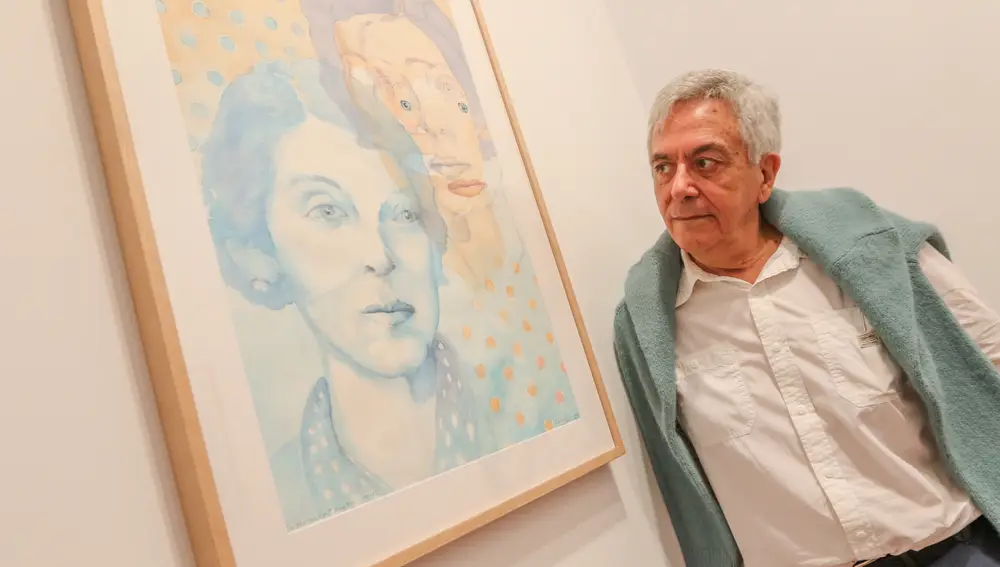 El artista Chema Cobo posa junto a las obras expuestas en la Casa Gerald Brenan de Málaga