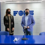 La consejera de Empleo e Industria, Carlota Amigo, se reúne con la Federación de Empresarios del Comercio de Soria. En la imagen junto al representante de la organización, Adolfo Sainz