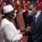 El presidente Macky Sall recibe a Pedro Sánchez en su visita a Dakar en abril de 2021.