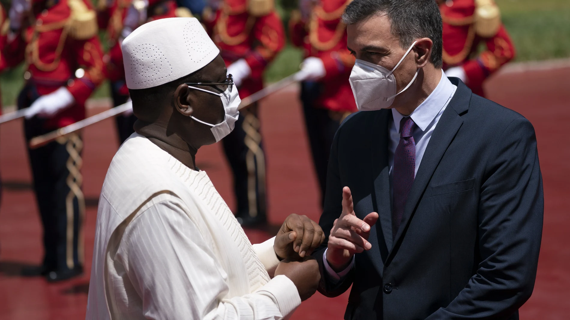El presidente Macky Sall recibe a Pedro Sánchez en su visita a Dakar en abril de 2021.