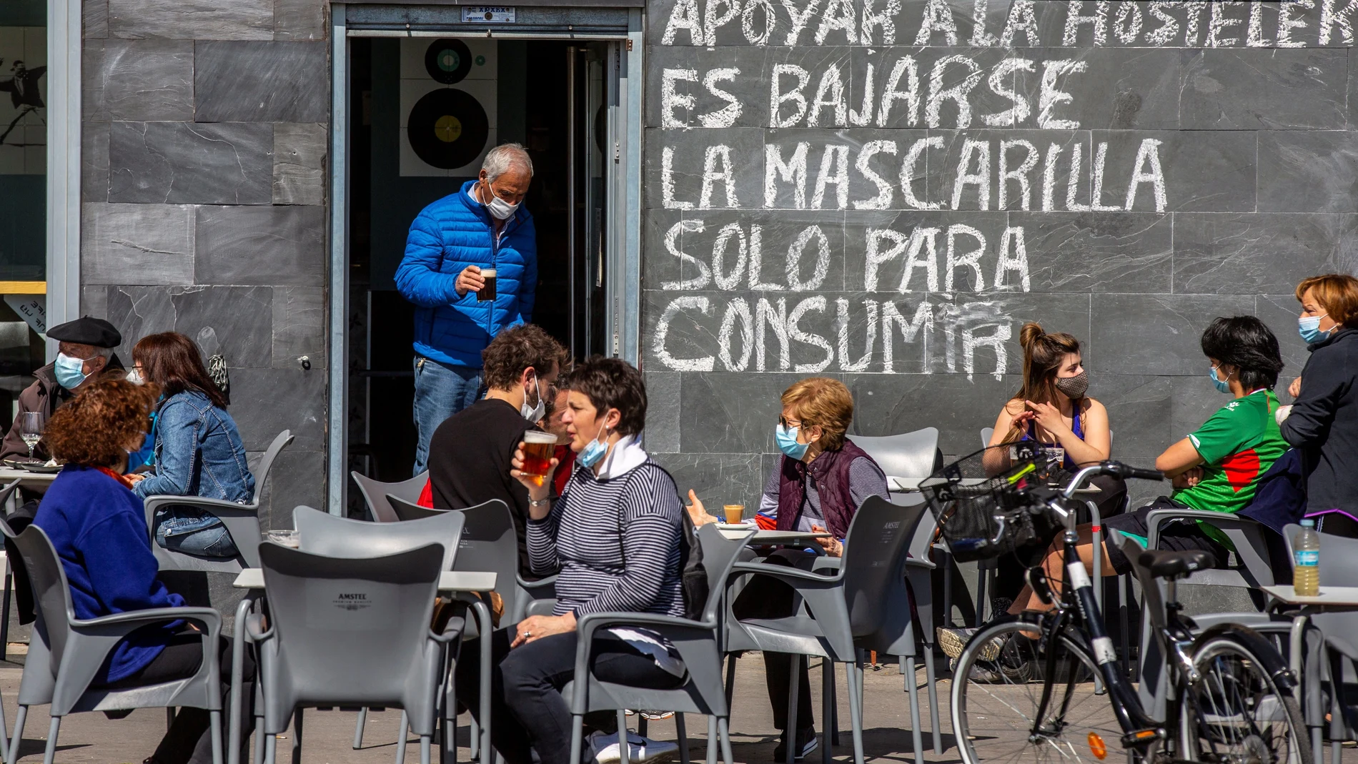 Clientes consumen en la terraza de un bar de Vitoria