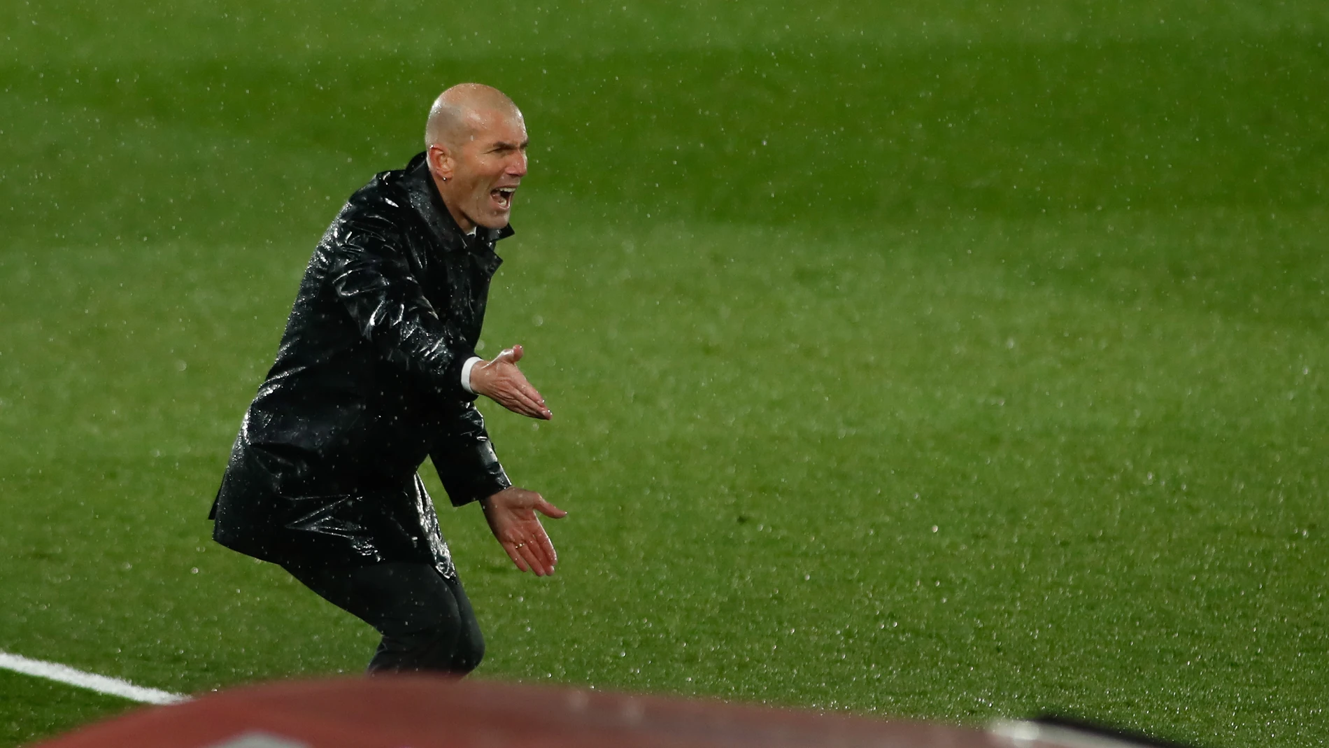 Zidane, en la banda del Alfredo di Stéfano durante el Clásico