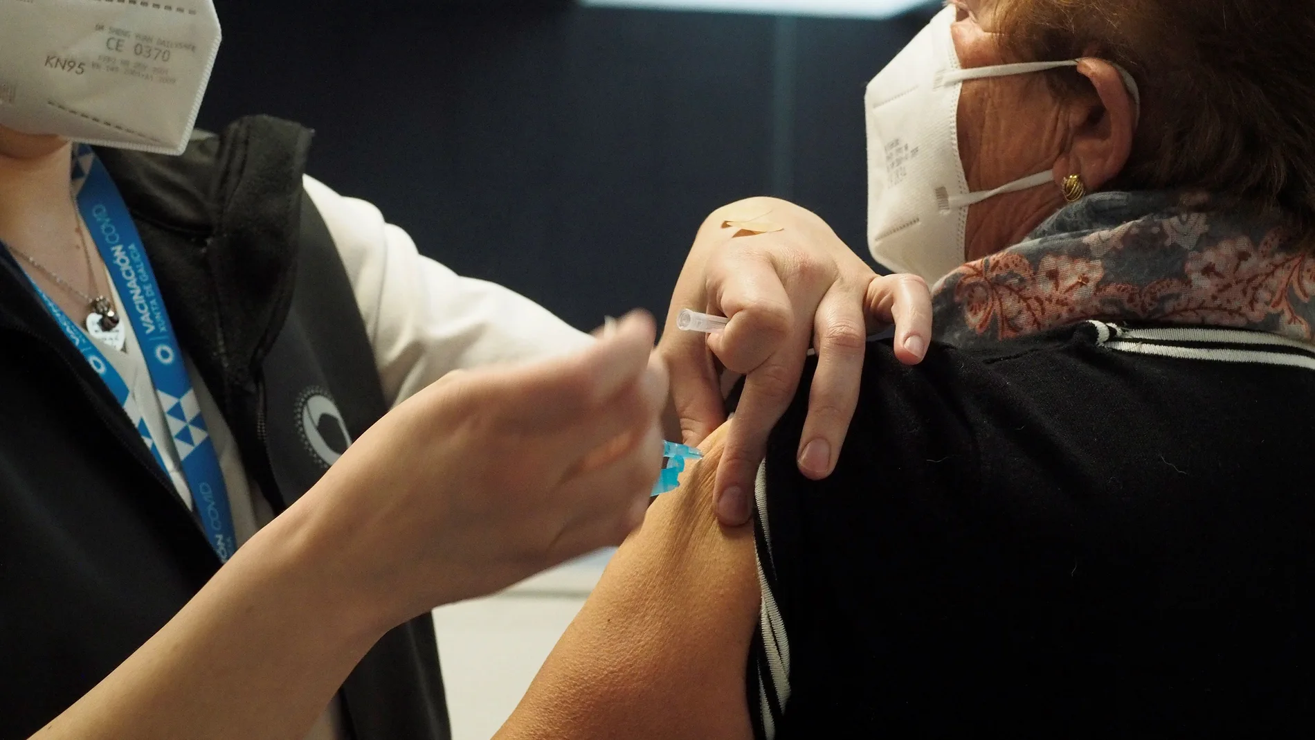 Una mujer recibe una dosis de la vacuna de Pfizer