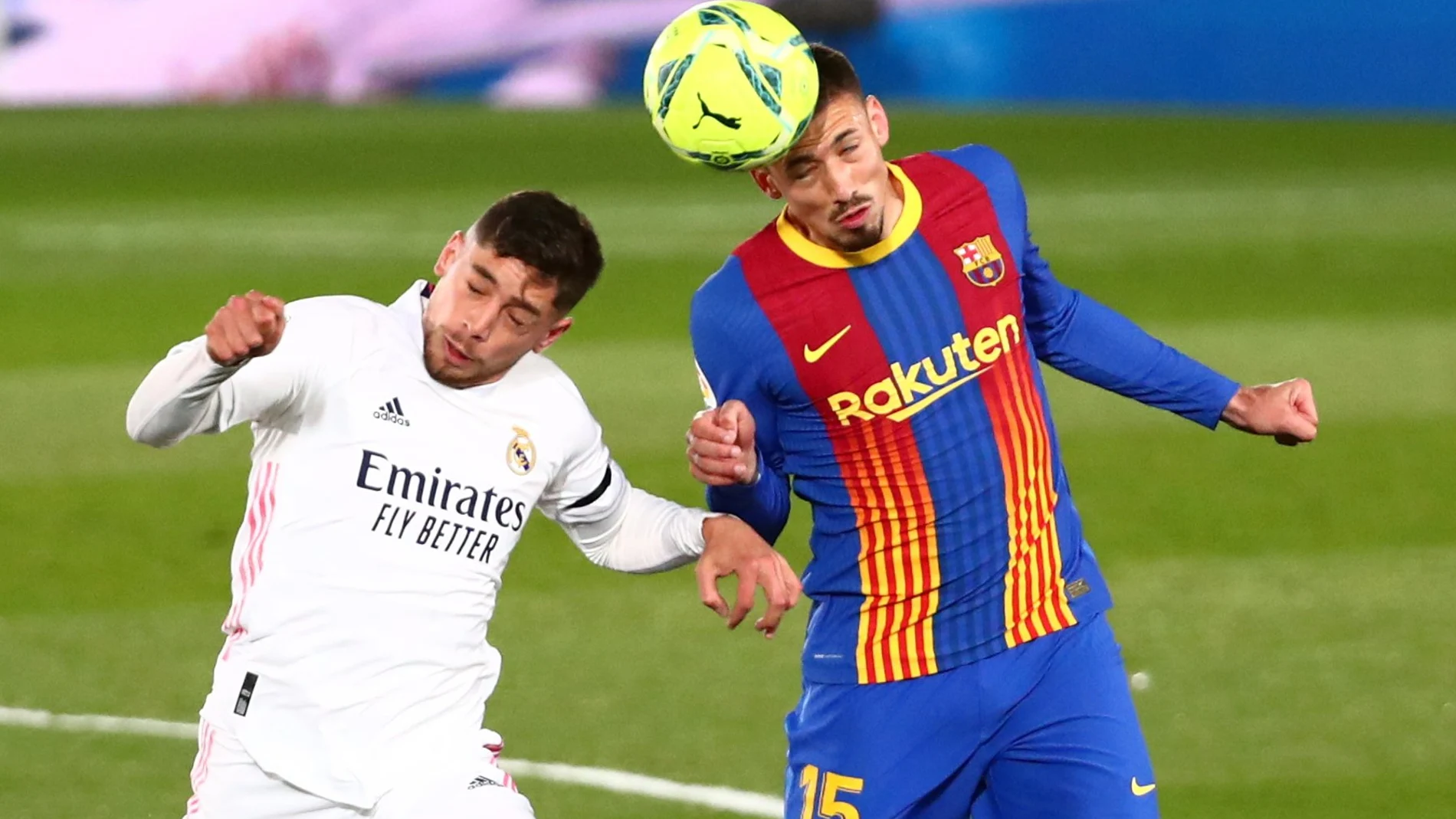 Fede Valverde disputa un balón de cabeza con Lenglet