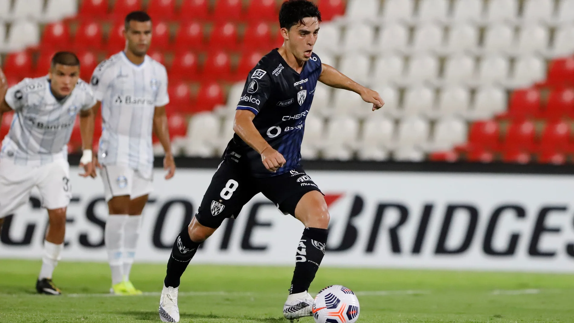 Lorenzo Faravelli de Independiente del Valle patea un penalti