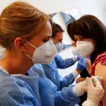  Una enfermera alemana confiesa haber rellenado vacunas con solución salina