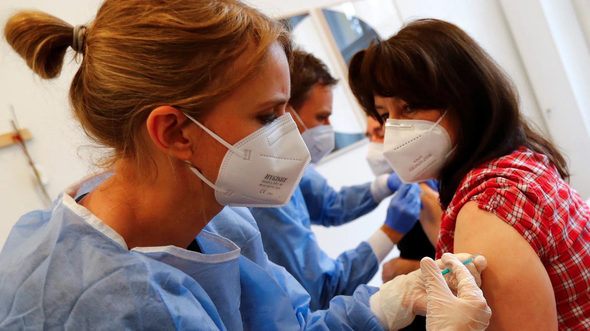 Una mujer es vacunada con Pfizer-BioNTech en un hospital de Berlín