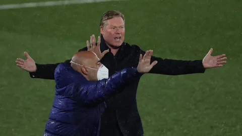 Ronald Koeman protesta al árbitro Gil Manzano durante el clásico contra el Real Madrid.