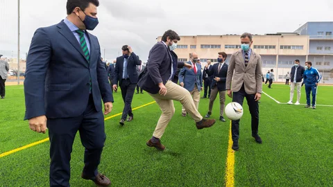El presidente de la Comunidad de Murcia Fernando López Miras (c), el alcalde San Javier José Miguel Luengo (i) y el concejero de turismo y deportes Marcos Ortuño (d), este sábado durante un momento de la inauguración del campo de fútbol que forma parte del futuro complejo deportivo de la Facultad de Ciencias del Deporte de la Universidad de Murcia (UMU) en el municipio de San Javier.