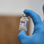Una sanitaria con un vial de la vacuna de AstraZeneca contra la Covid