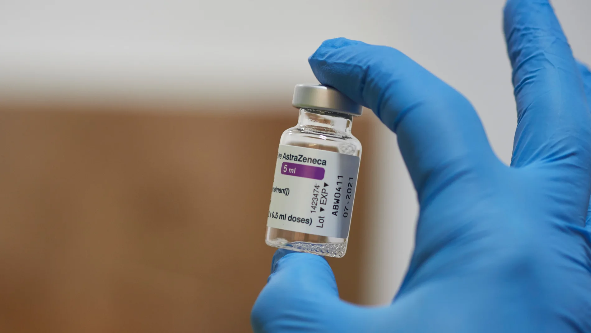 Una sanitaria con un vial de la vacuna de AstraZeneca contra la Covid
