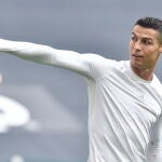 Cristiano Ronaldo tira la camiseta que le había pedido un recogepelotas al final del partido contra el Genoa.