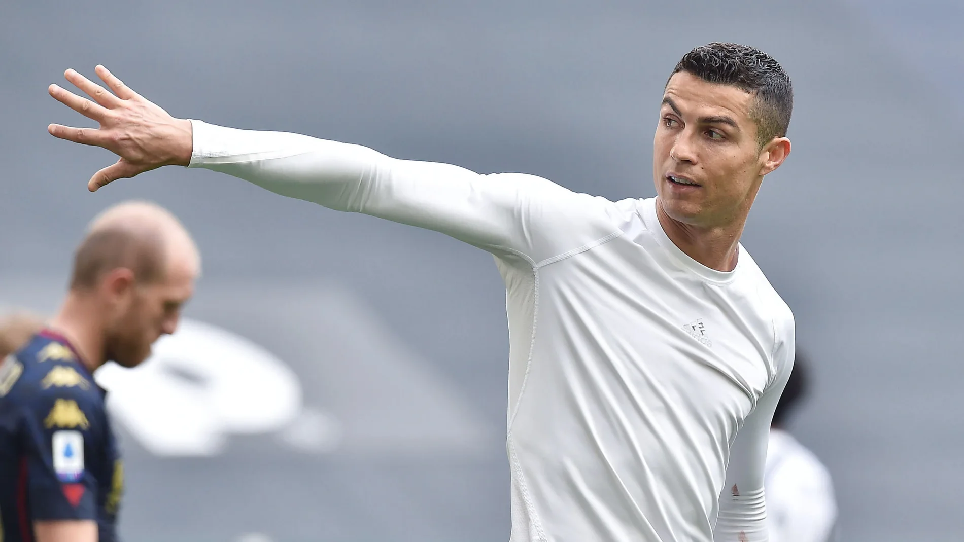 Cristiano Ronaldo tira la camiseta que le había pedido un recogepelotas al final del partido contra el Genoa.