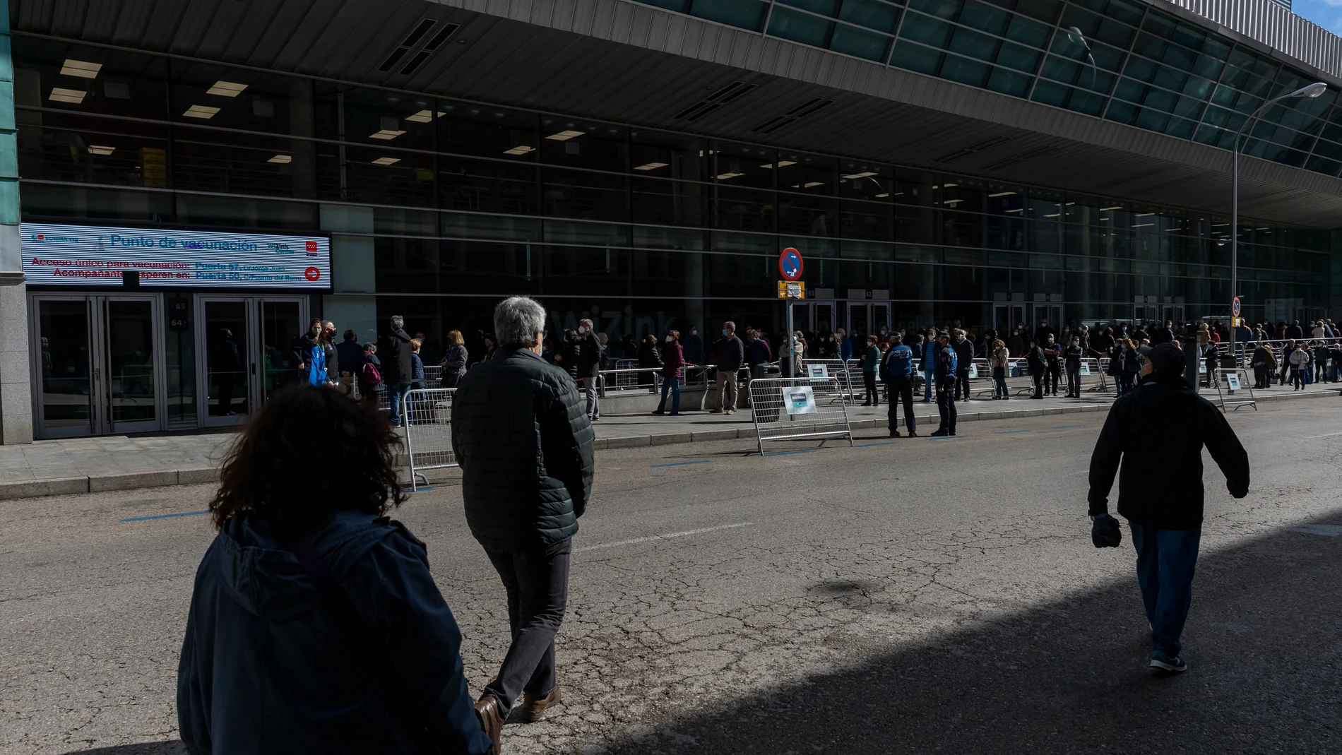 Filas de personas esperando su turno para vacunarse en el Wizink Center. Portadilla de Madrid