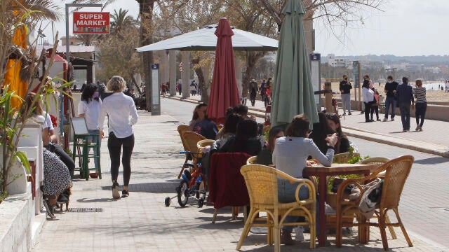 Varias personas en la terraza de un bar en Mallorca, Islas Baleares (España