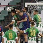 Claudio Bravo despeja con los puños un centro al área del Atlético