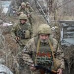 Soldados del Ejército ucranio en la línea del frente, cerca de Donetsk