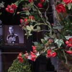 Una foto del duque de Edimburgo y flores en su honor en la ventana de un «pub» cercano al Castillo de Windsor