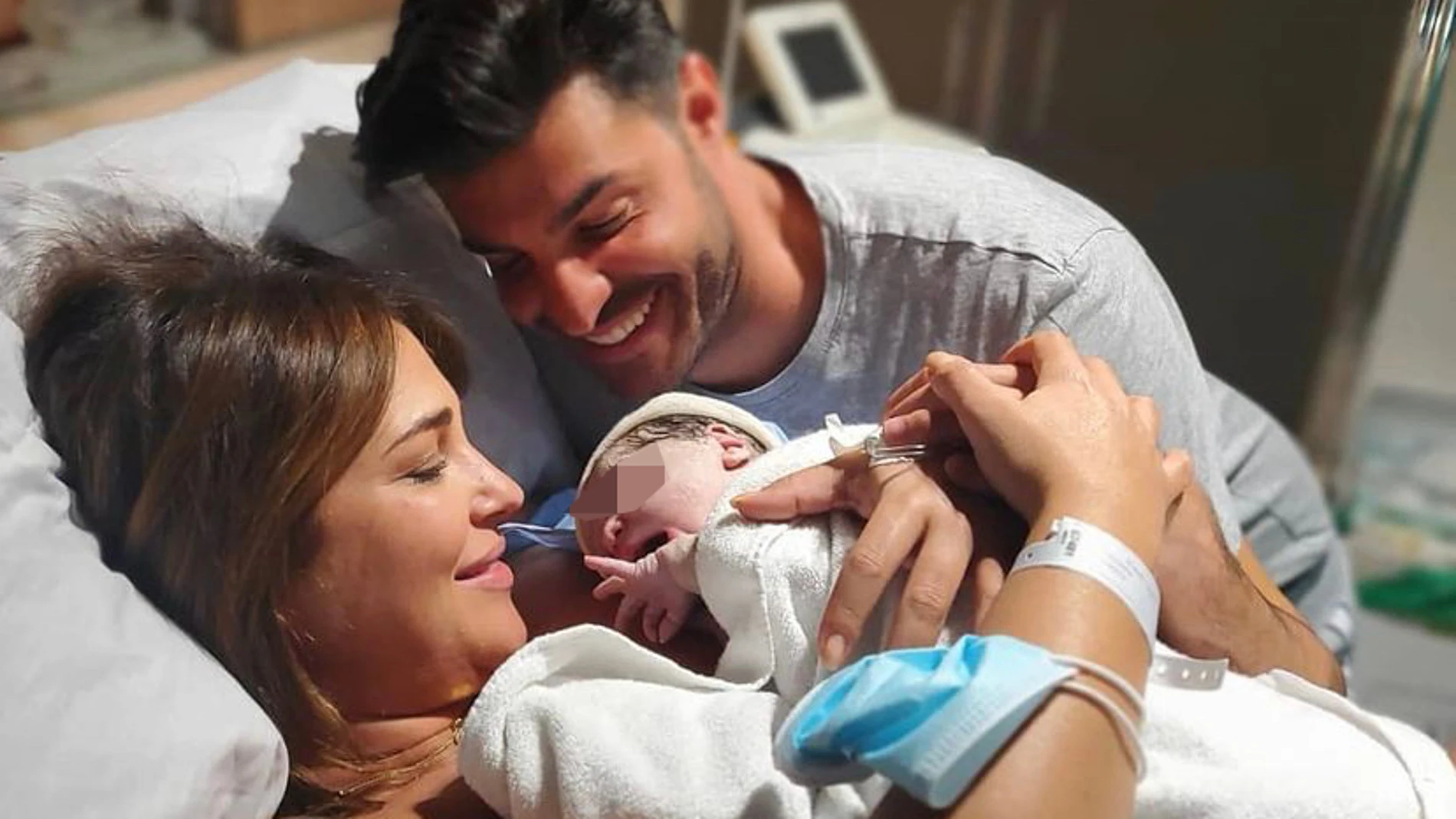 Paula Echevarría y Miguel Torres con su hijo recién nacido, Miguel