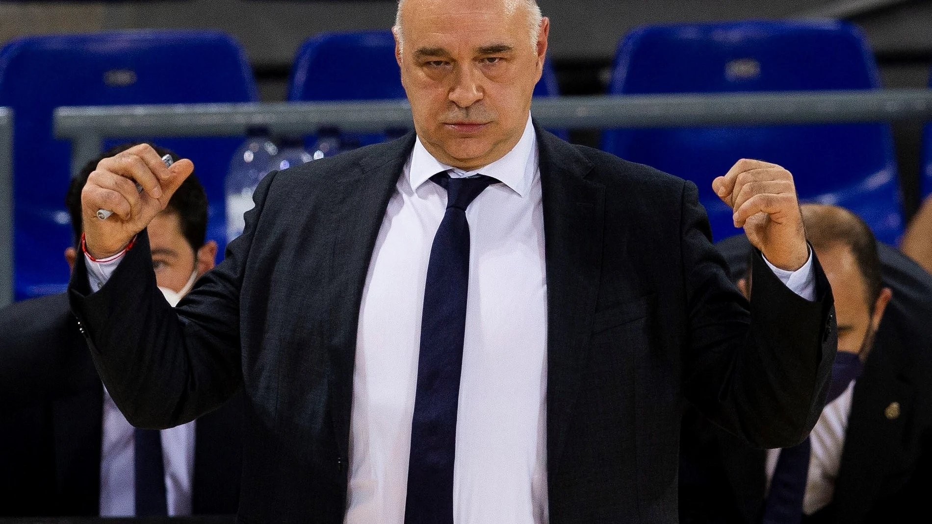 El entrenador del Real Madrid, Pablo Laso, durante el partido de la trigésima jornada de la fase regular de la Liga Endesa que Barça y Real Madrid juegan hoy domingo en el Palau Blaugrana.