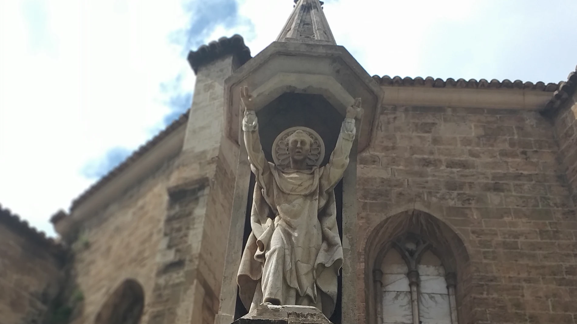 San Vicente Ferrer, perplejo, asistió al derribo de su colegio y de muchas casas más para abrir la plaza de San Agustín y la avenida del Oeste