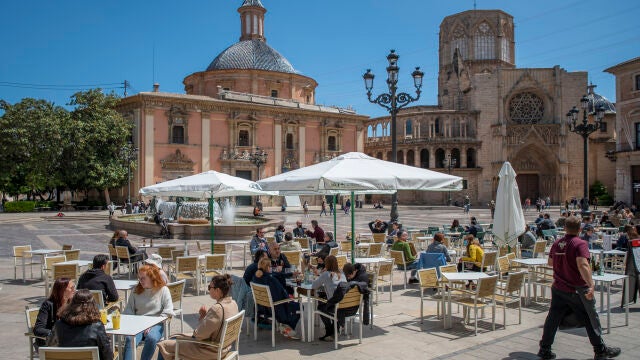 Imagen de varias terrazas situadas en la plaza de la Virgen de Valencia