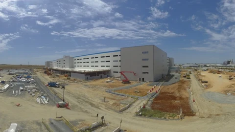 Aspecto de las obras del centro logístico de Amazon que Dragados está construyendo en Sevilla