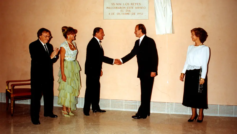 Inauguración de Museo Thyssen-Bornemisza de Madrid. El Rey saluda al barón Thyssen-Bornemisza en presencia de la Reina, el Ministro de Cultura Solé Tura y la baronesa